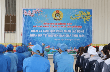 Đồng chí Nguyễn Thị Thủy, Phó Chủ nhiệm Ủy ban Tư pháp của Quốc hội khóa XV - Đại biểu Quốc hội tỉnh Bắc Kạn, tặng quà cho công nhân có hoàn cảnh khó khăn trong Khu công nghiệp